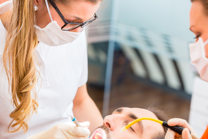 Professionelle Zahnreinigung: Lassen Sie Ihre Zähne regelmäßig von Fachleuten reinigen.