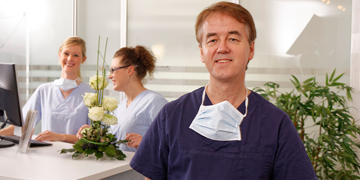 Zahnimplantate Hessen: Sie interessieren sich für Zahnimplantate in Hessen? Nehmen Sie Kontakt zu einer unserer Praxen auf. Wir freuen uns auf Ihren Anruf. 